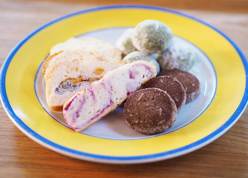 写真：ココアや抹茶、マーブル模様のクッキーなどの焼き菓子