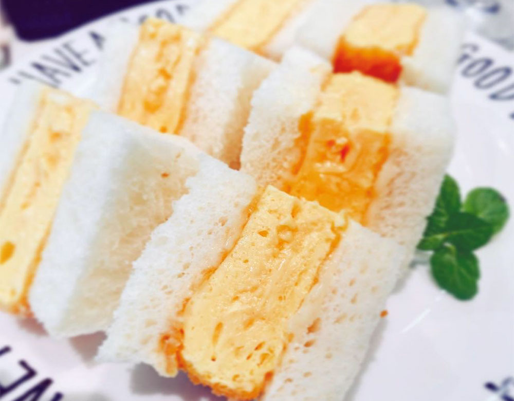 写真：厚焼き卵のカツを挟んだサンドイッチ