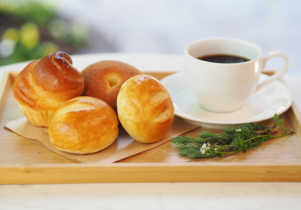 写真：焼きたてのパン4種とホットコーヒー