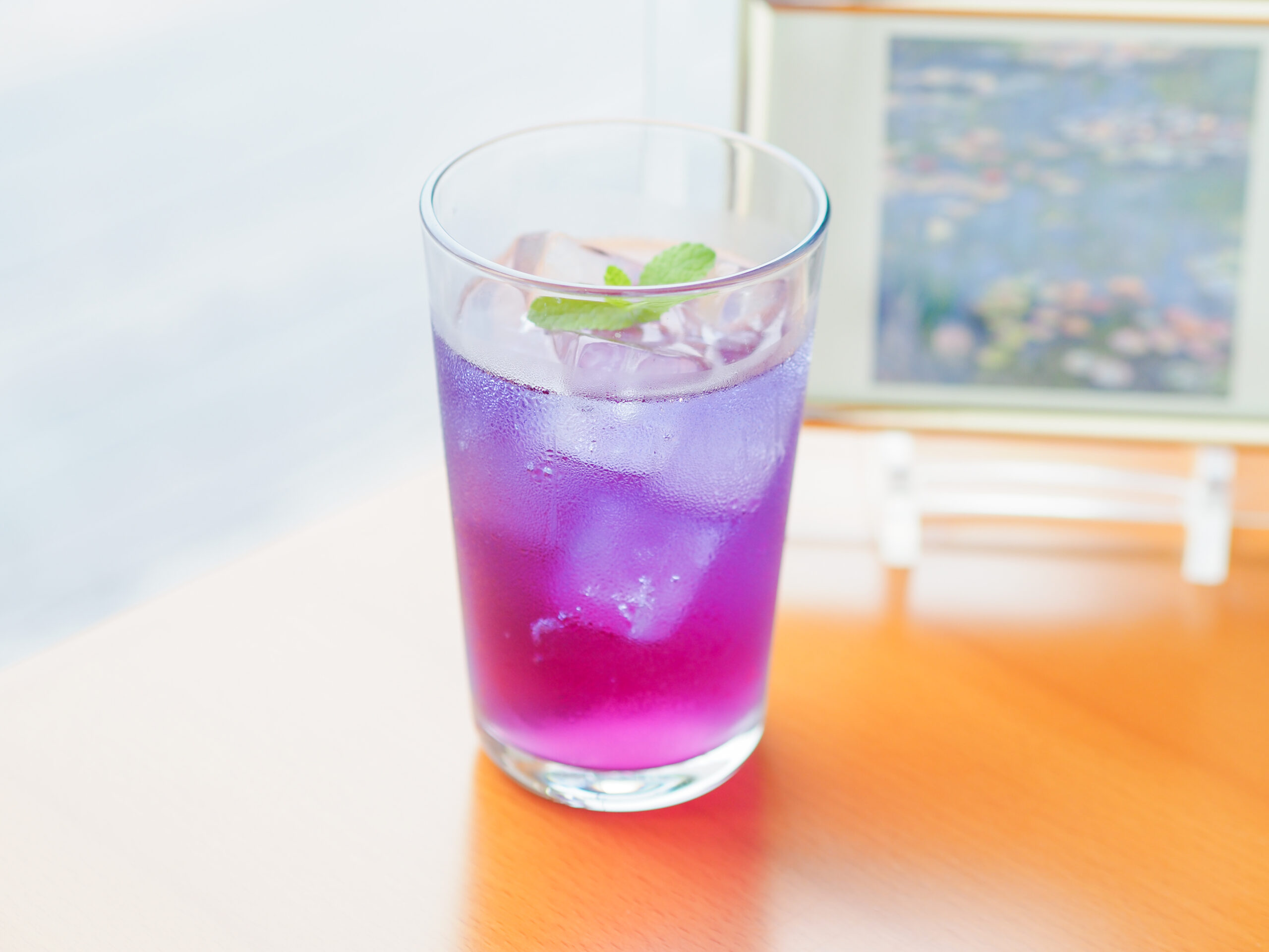 写真：青〜紫色のグラデーションが鮮やかなソーダ