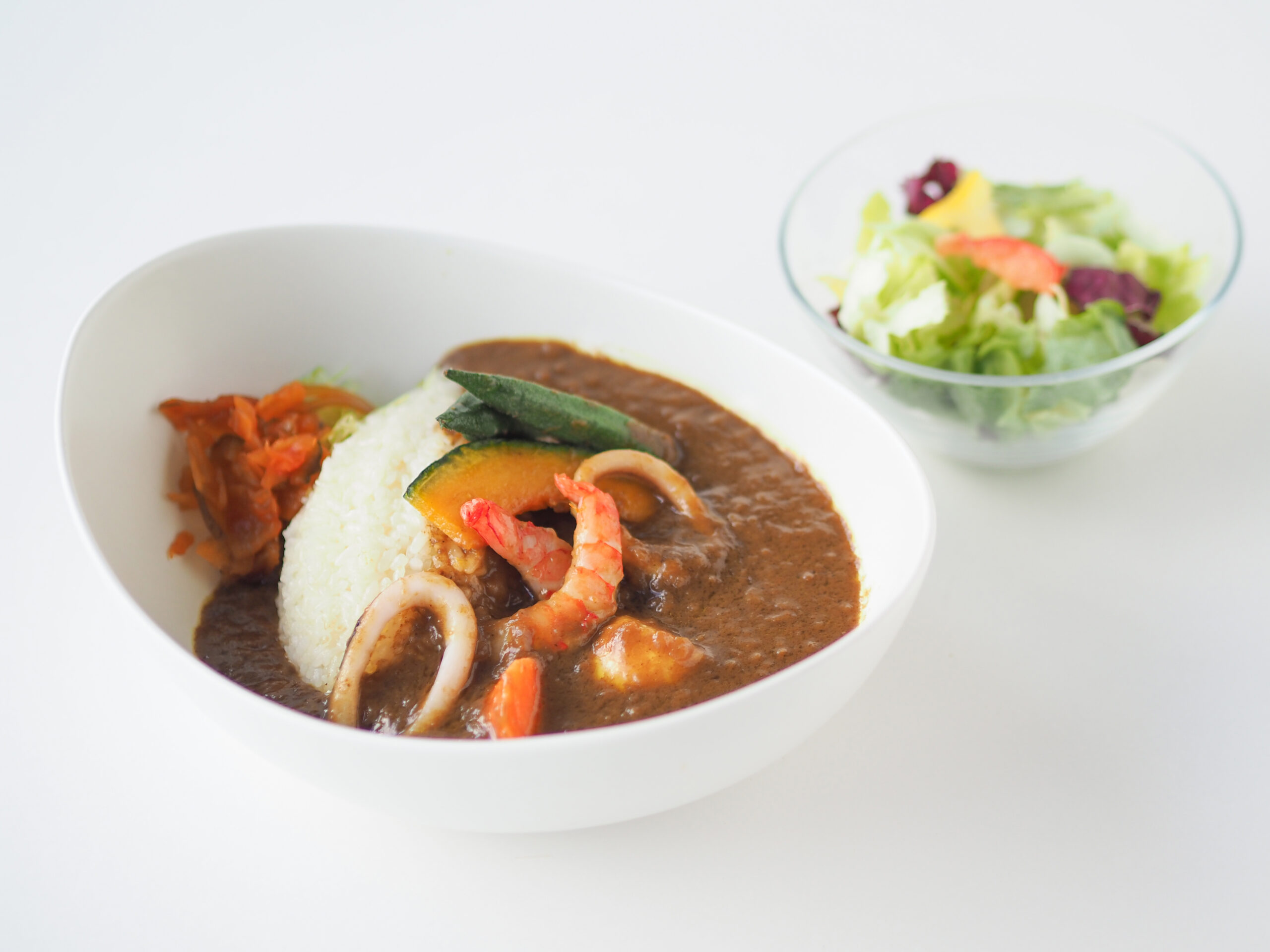 写真：カレーライスとミニサラダ
