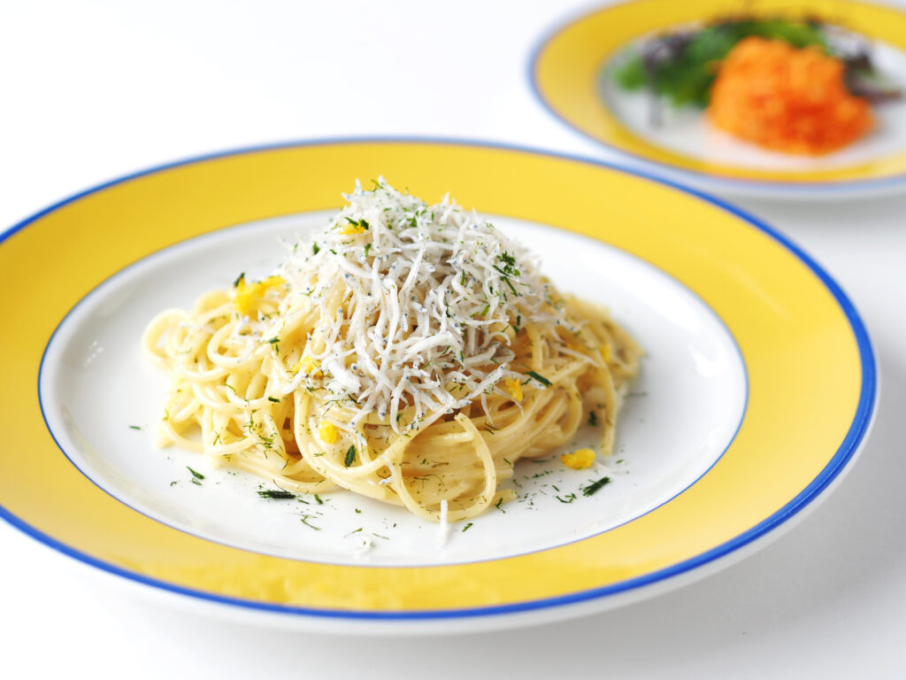 写真：じゃこを盛り付けたクリームパスタ