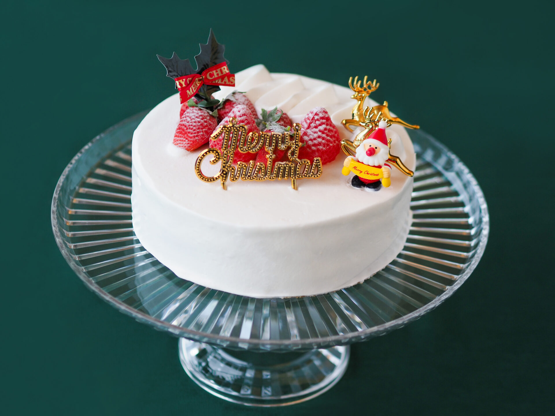 生クリームにイチゴの乗った直径18センチのクリスマスケーキ