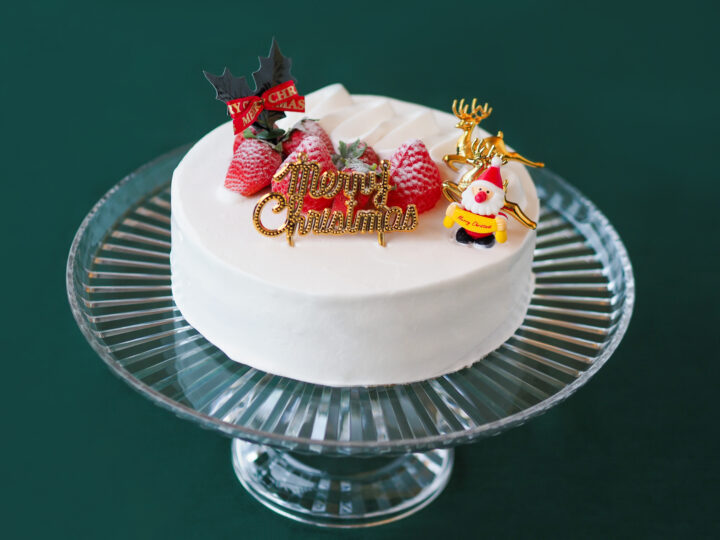 生クリームにイチゴの乗った直径18センチのクリスマスケーキ