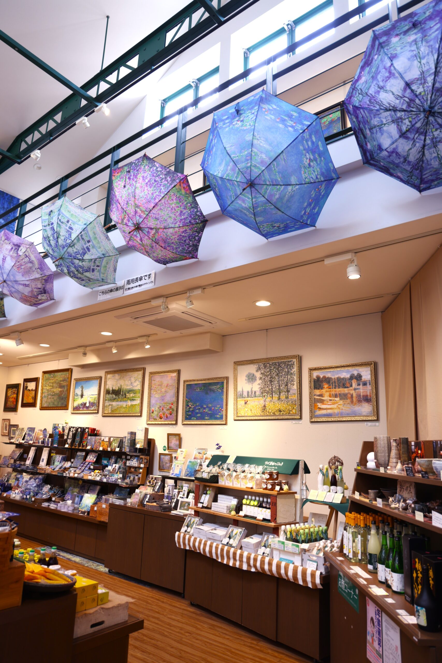 写真：睡蓮などのアート作品をプリントした傘